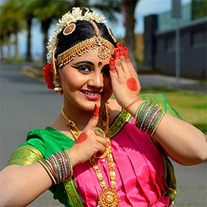 La jeune fille est aussi passionnée de danse classique, le Bharatanatyam.