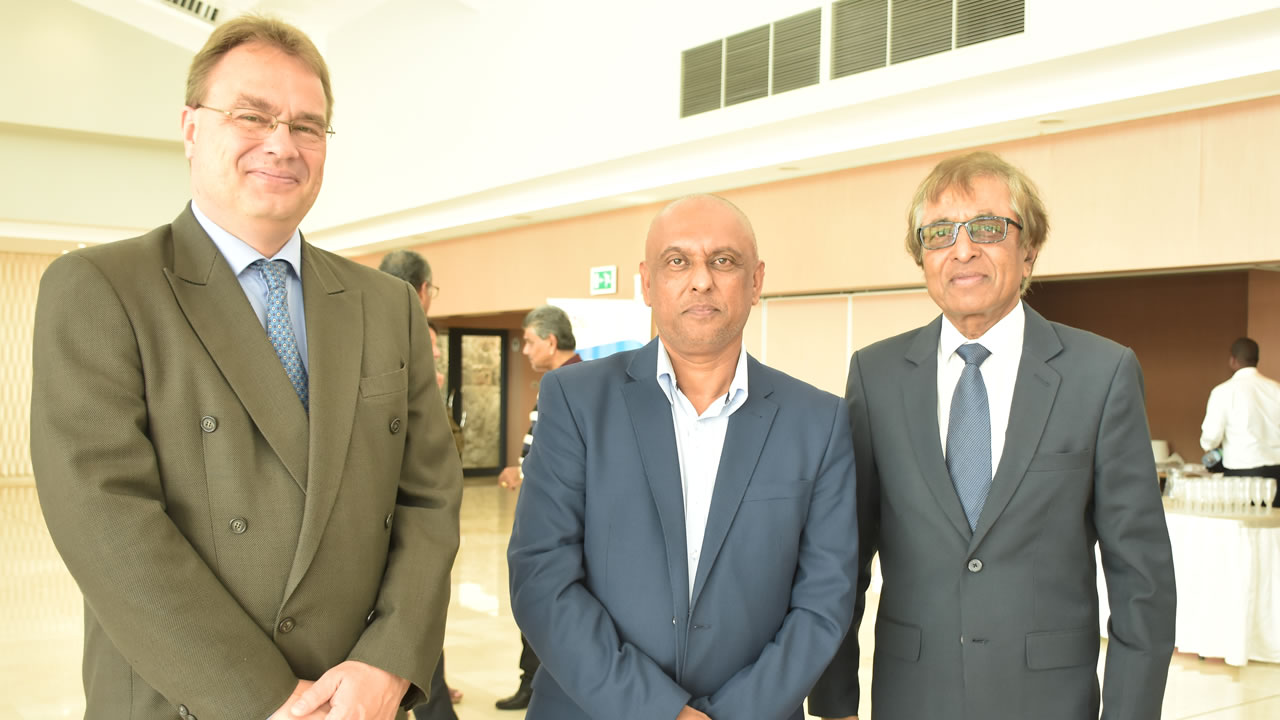 Joep Ellers, Head of Airlines Marketing Pacific and Sub-Saharan de Airbus Industries, Mohamed Jeetoo, Travel & Tourism Consultant, et le ministre du Tourisme Anil Gayan.