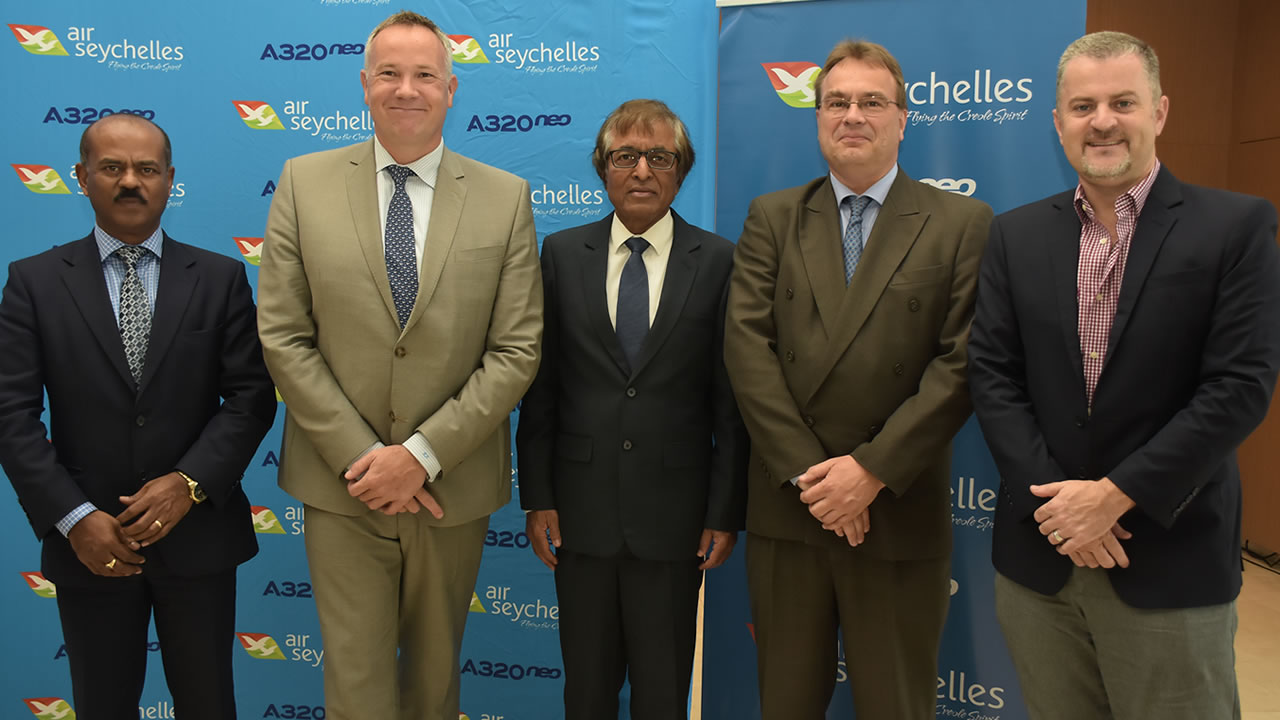 Siven Chellen, Deputy Chief Executive Officer d’Airports of Mauritius, Remco Althuis, Chief Executive Officer d’Air Seychelles, Anil Gayan, ministre du Tourisme, Joep Eller, Head of Airlines Marketing Pacific and Sub-Saharan de Airbus Industries et Charles Johnson, Chief Commercial Officer de Air Seychelles.