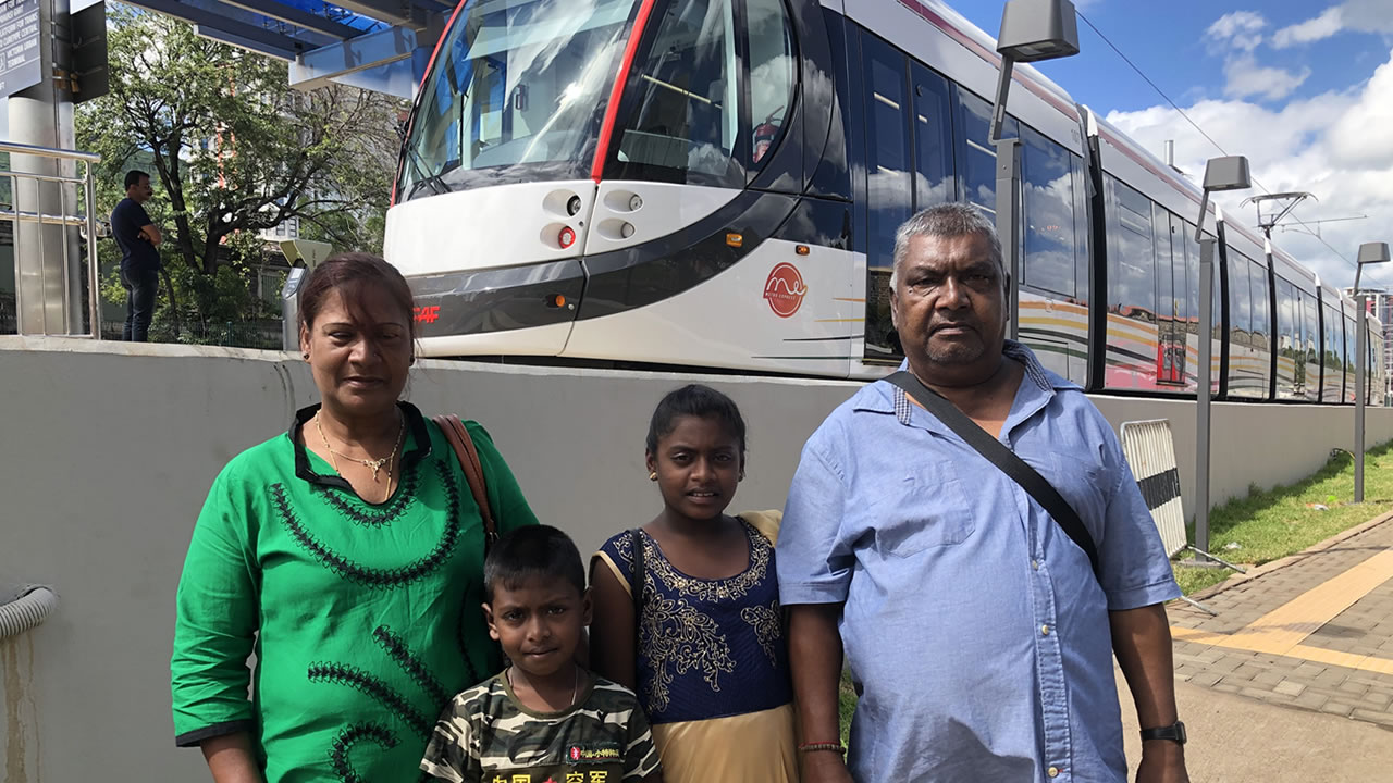 Ruzowon Chandradeo et sa famille ont fait le déplacement de Rose-Belle pour découvrir le Metro Express.