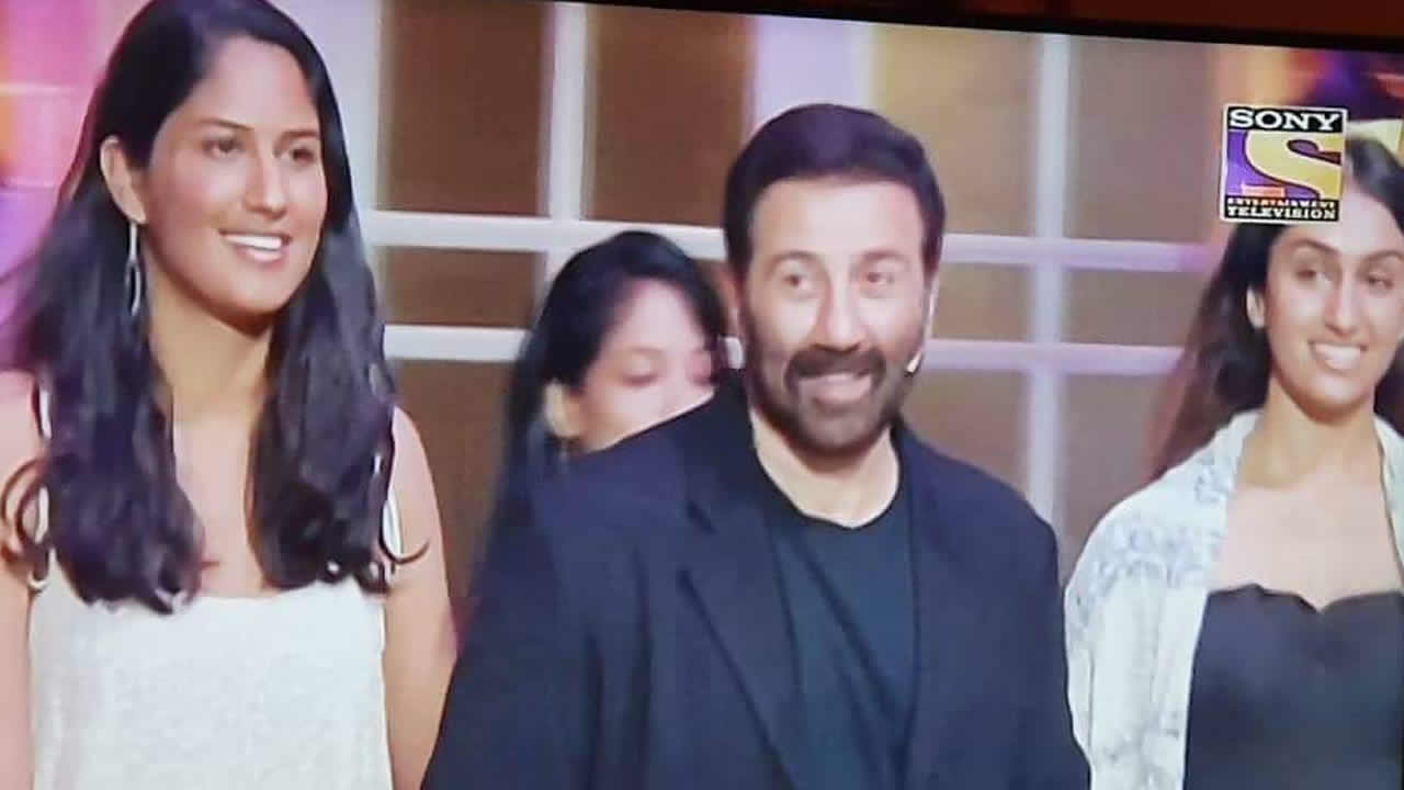 À gauche, Alisha accueillant Sunny Deol sur le plateau de The Kapil Sharma Show. 