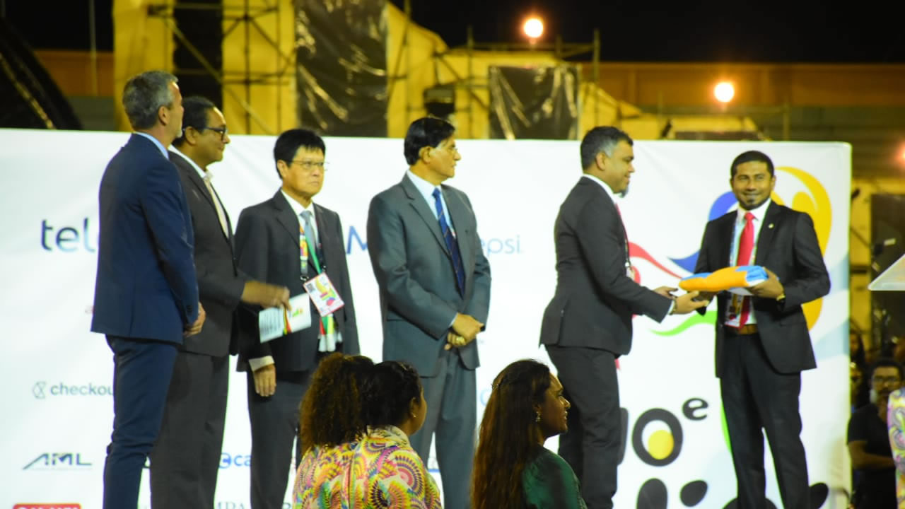 JIOI 2023 : le drapeau des Jeux remis aux Maldives
