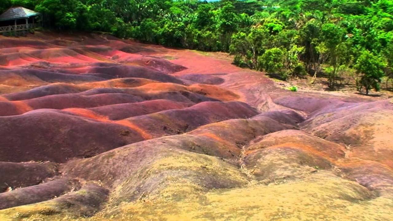 Le Géoparc permet de découvrir des dunes  de sable habillées d’un arc-en-ciel de couleurs.