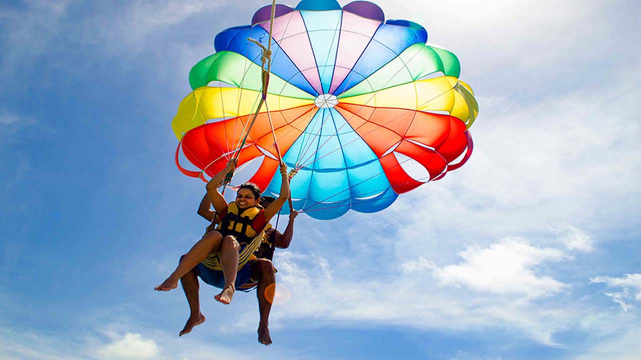 La joie du parasailing consiste  à faire un vol en parachute.