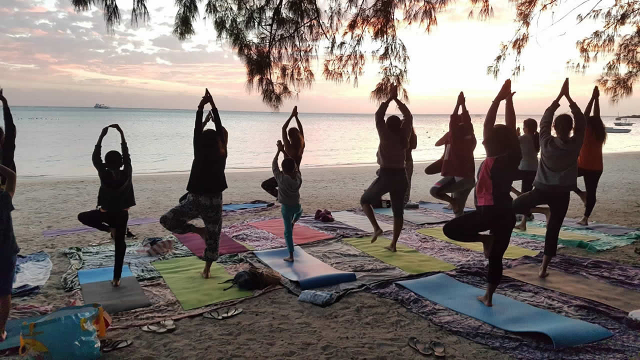 Jade Lai propose des sessions de yoga sur la plage de Mont-Choisy.