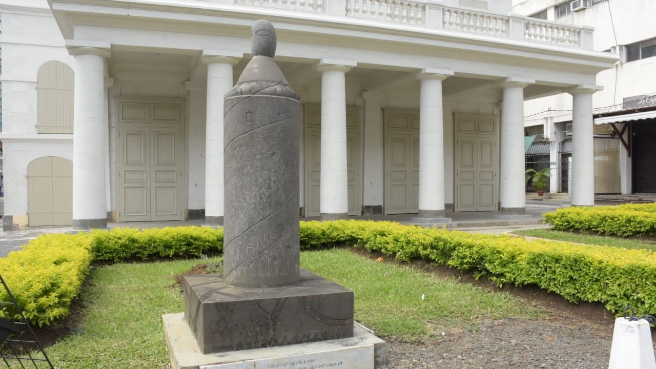 Monument devant le théâtre de Port-Louis.