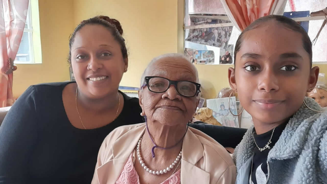 Edmée Dubois, surrounded by her great -grandchildren Laura and Océane, the last generation of the family, is her great -granddaughter.