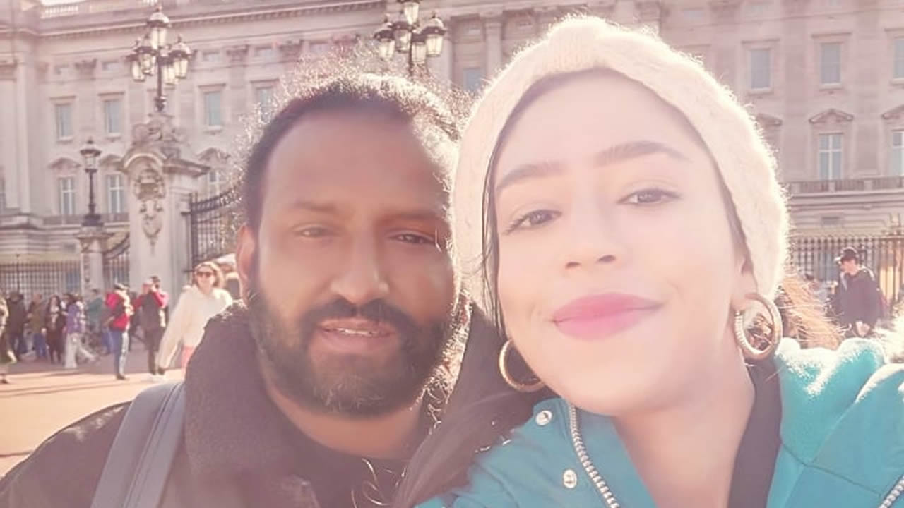 Le couple Pabaroo a pris une photo devant Buckingham Palace en avril dernier.