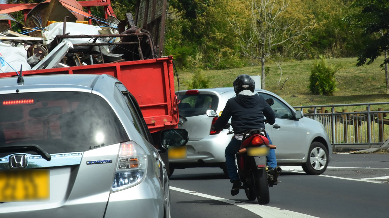 Nombreux sont les motocyclistes qui slaloment entre les voitures pour gagner du temps, sans prendre tenir compte des dangers qui les guettent.