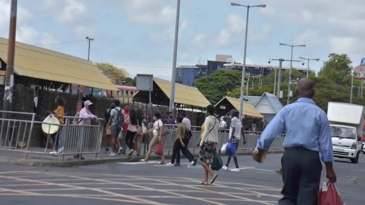 La gare de l'Immigration, à l'entrée nord de Port Louis, est appelée à se transformer en un terminal moderne. Encore faudrait-il que les permis suivent...