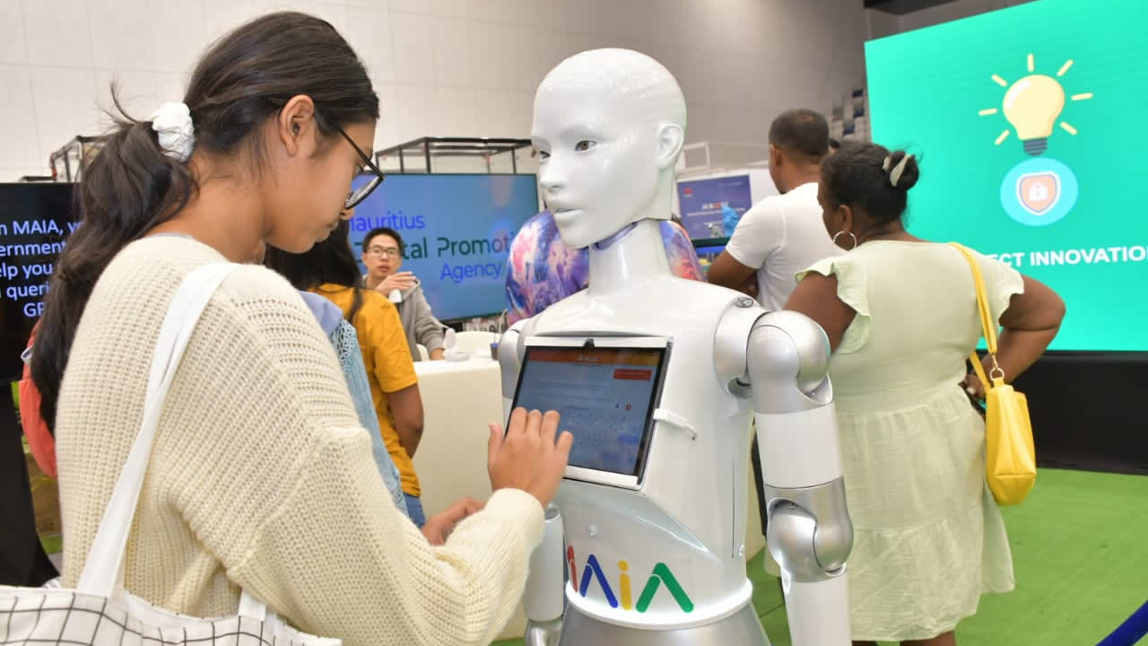 Le robot MAIA du ministère de la Technologie de l’information, de la Communication et de l’Innovation, a attiré les curieux.