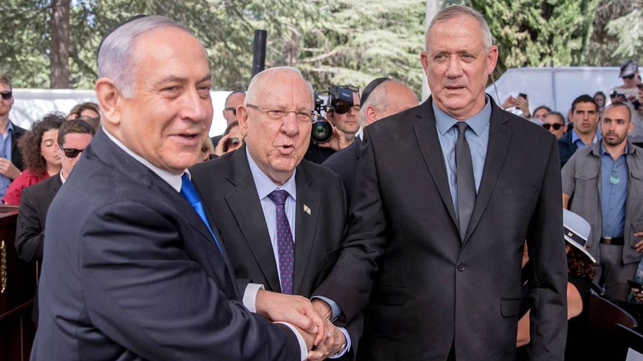 Le Premier ministre sortant israélien Benjamin Netanyahu (G), le président israélien Reuven Rivlin (C) et le chef du parti centriste arrivé en tête des législatives Benny Gantz (D), lors d'une cérémonie en hommage à l'ancien président Shimon Peres, à Jérusalem le 19 septembre 2019