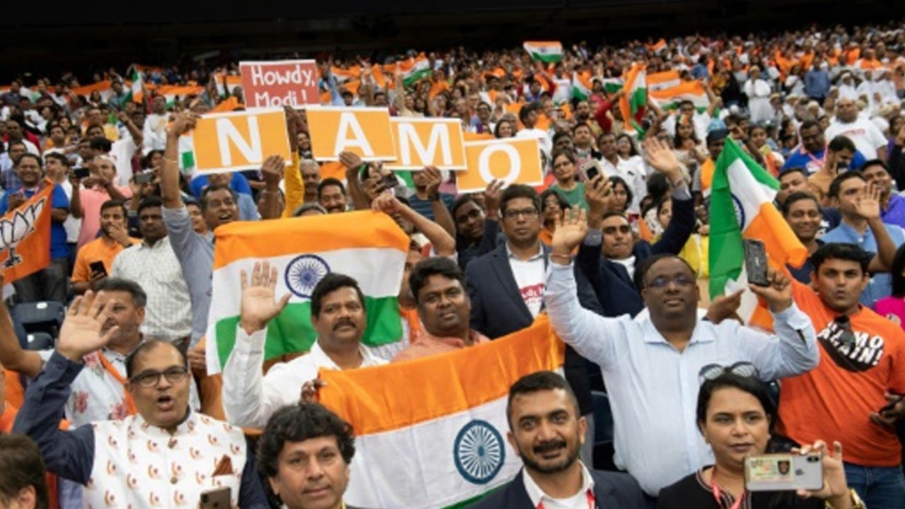 Le public brandit des drapeaux indiens lors d’une grande manifestation avec le Premier ministre indien Narendra Modi et le président américain Donald Trump le 22 septembre à Houston (Texas).
