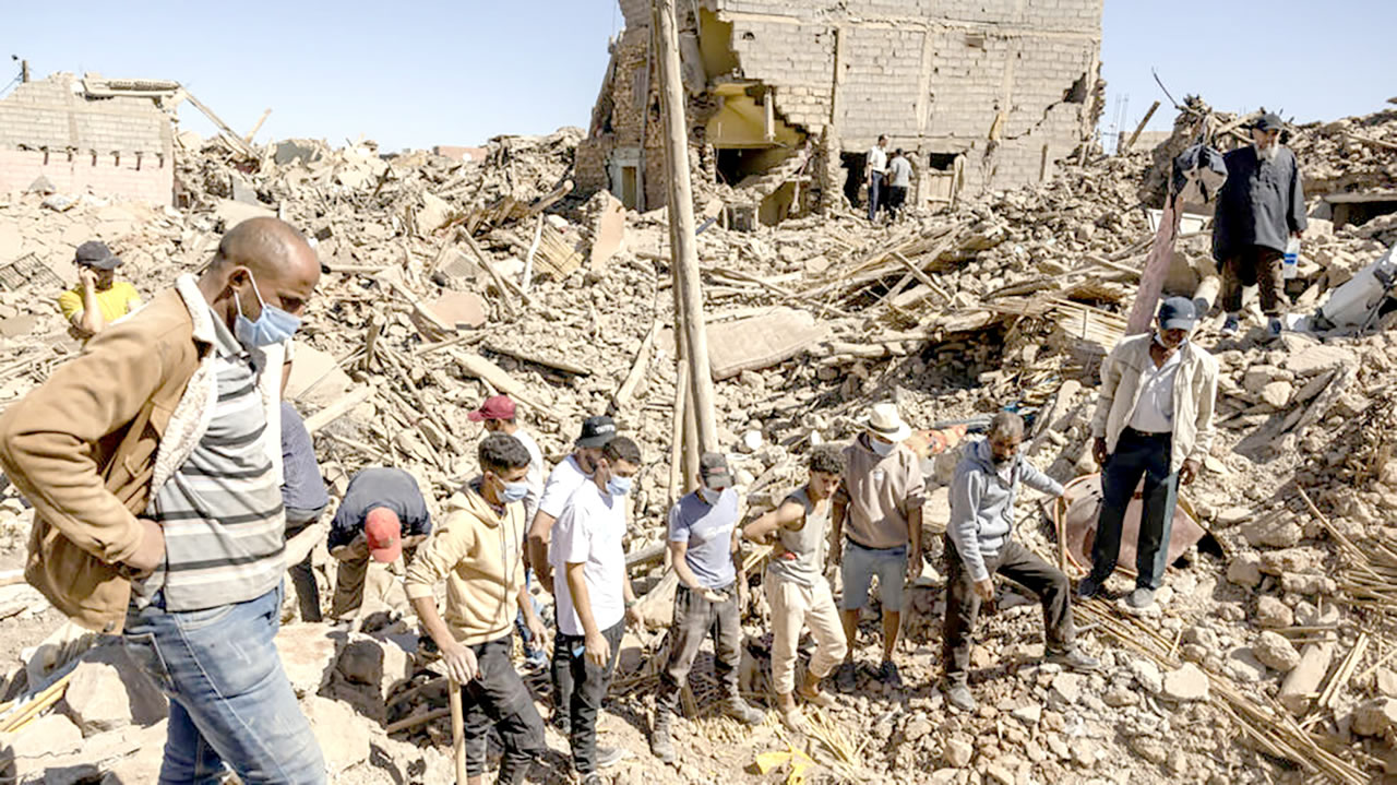 Plus de 2 800 personnes ont trouvé la mort  dans le séisme qui a frappé le Maroc samedi.