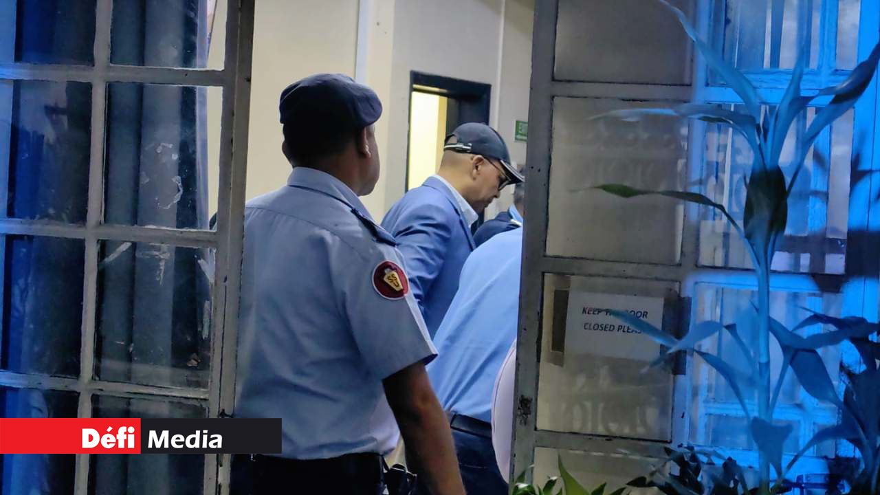 ‘Reward Money’ Case: Images of SP Jagai's Arrival at Coromandel Police Station Where He is Detained