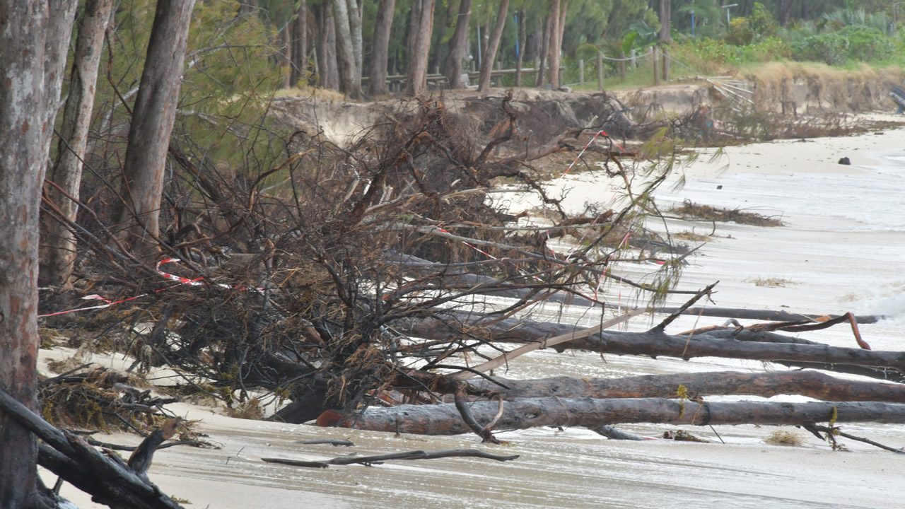 La dégradation de nos plages, causée par les effets des changements climatiques et les cyclones, est clairement visible.