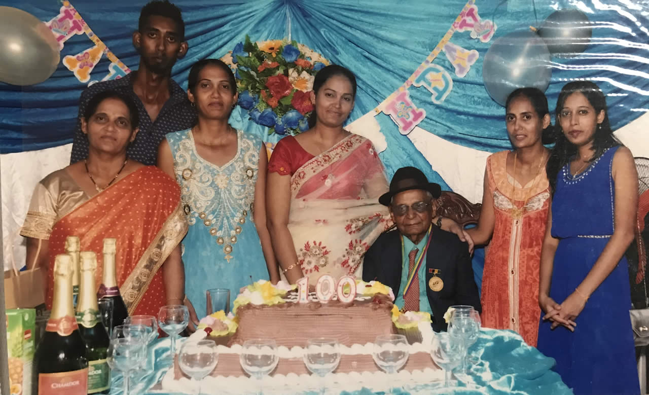 Lors de la célébration de ses 100 ans, il était entouré de sa belle-fille Preeta (en saree orange) et de quelques-uns de ses petits-enfants.