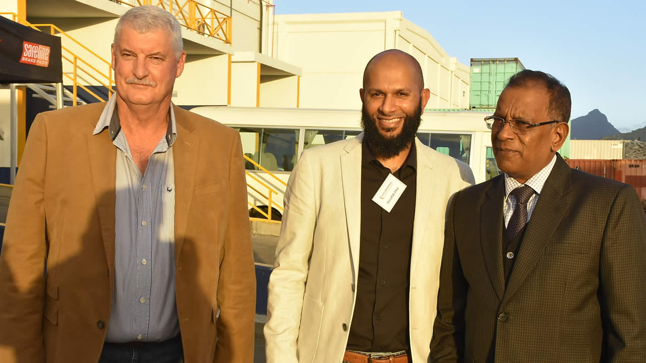 Chris Haworth, CEO du Groupe G.U.D Holdings (Pty) Ltd, Huzaifa Elias et le ministre des Coopératives Sunil Bholah.