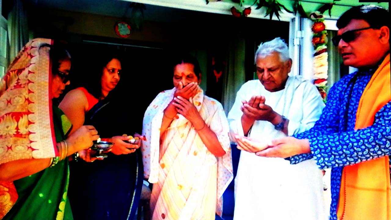 Vijay Moocoond, (à l’extrême droite), habitant Chemin-Grenier, célébrera Gudi Padwa en famille.