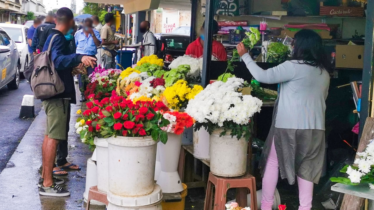 C’est le grand retour à la floraison au marché, ils sont nombreux à venir acheter des fleurs.