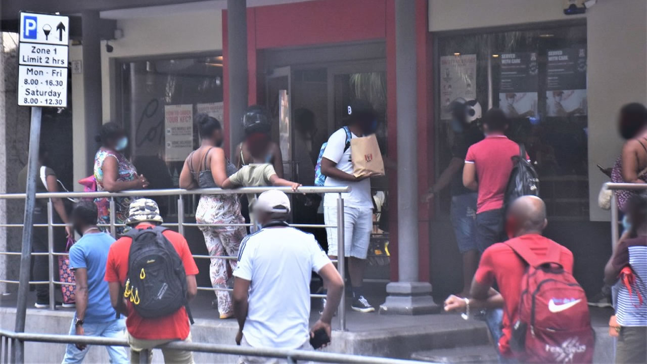 Les gens attendent patiemment leur tour devant le KFC à la rue La Chaussée, à Port-Louis.