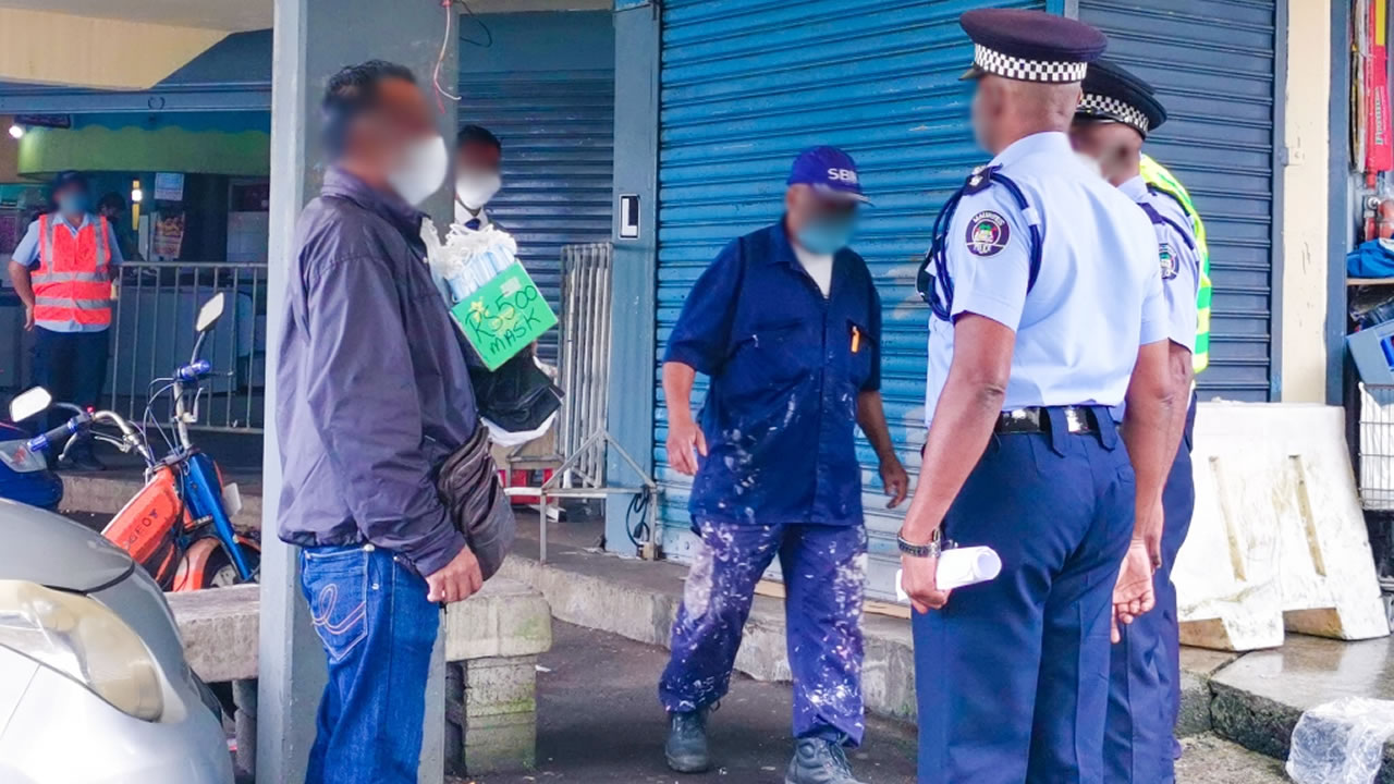 Ils sont nombreux les policiers à sillonner les rues pour faire respecter l’ordre. Tout près du marché, un marchand de masque médical a été prié de vider les lieux, car c’est interdit de vendre des produits à l’extérieur du marché.