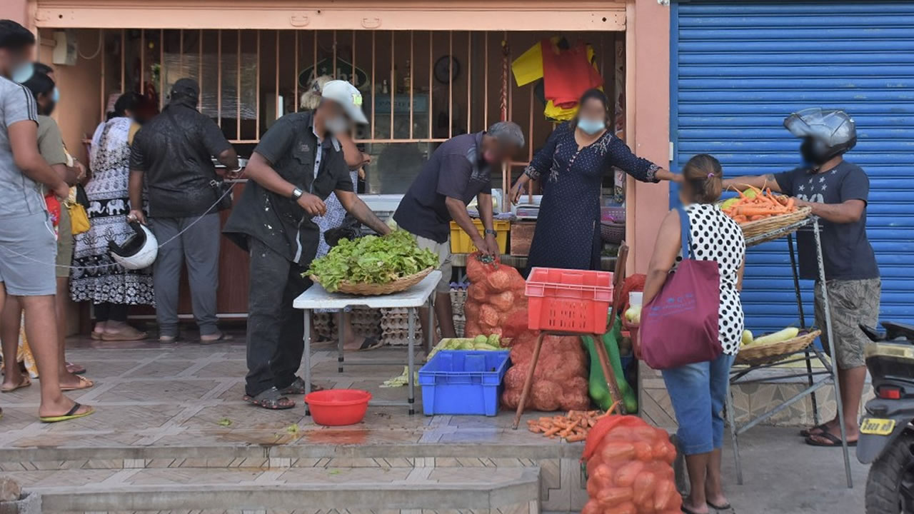 Les vendeurs de légumes à la route Nicolay, à Sainte-Croix.