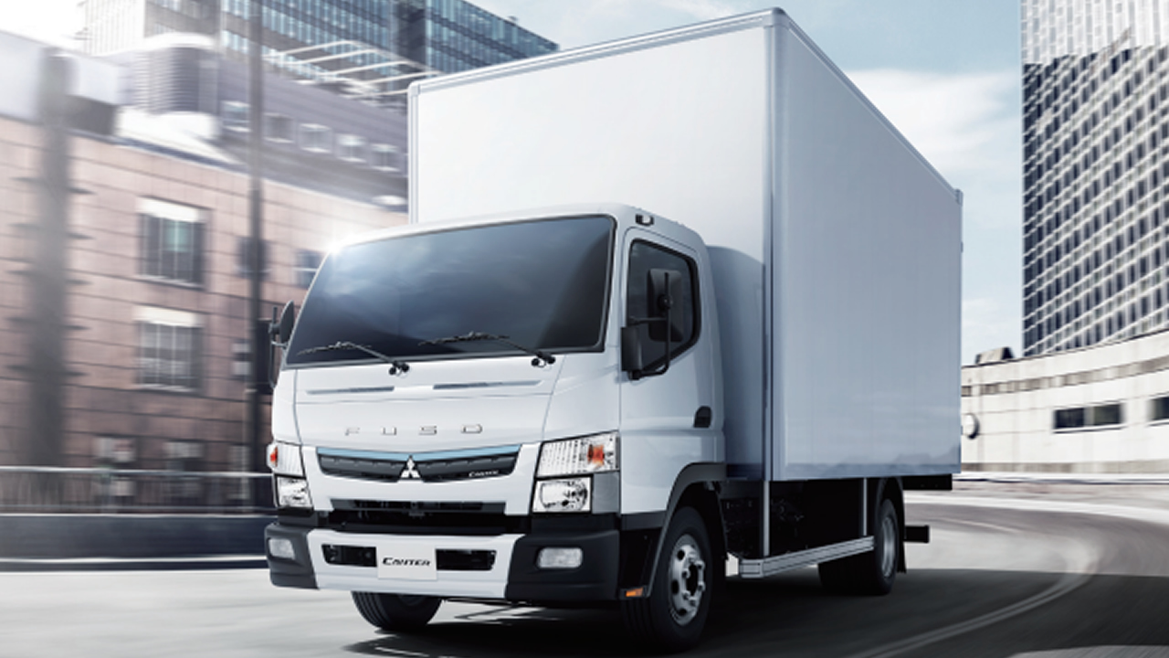 Mitsubishi : du côté de la marque FUSO, les camions Mitsubishi Canter sont exposés. 100% made in Japan, efficients et surtout économiques, ils nécessitent un entretien tous les 10 000 km uniquement.