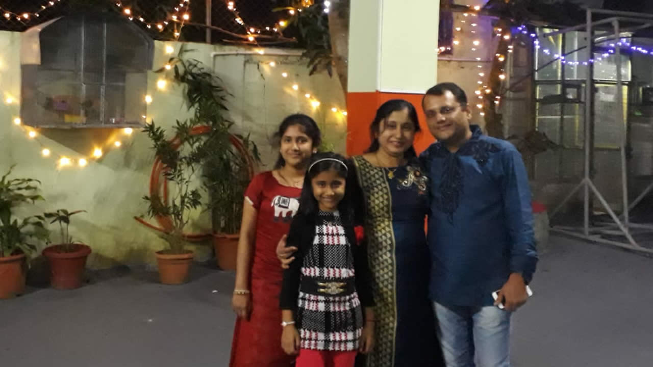 Samit and Rachna Gupta with kids Sanya and Shreya.