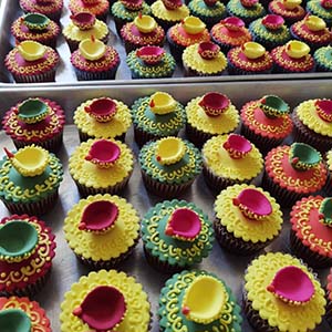Les Divali Cupcakes sont ornés d’une décoration de diyas. 