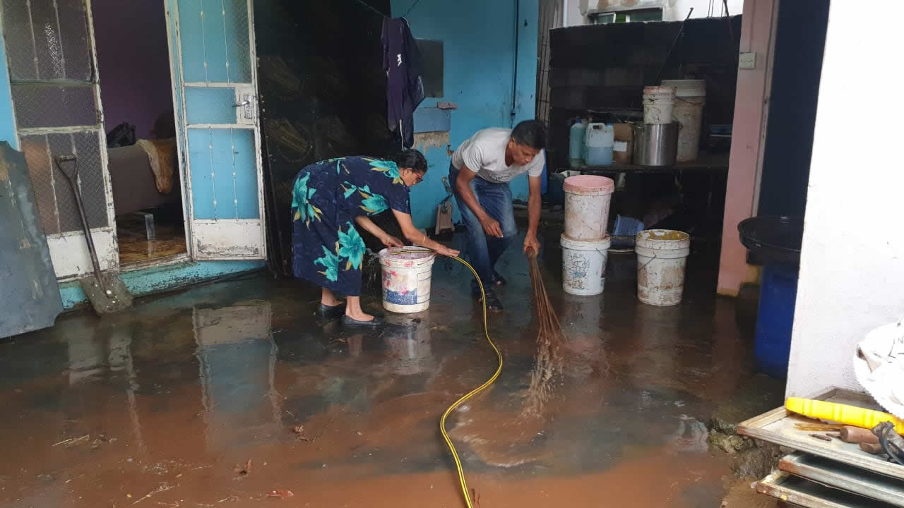 Les habitants avaient entamé le nettoyage tôt dans la matinée.