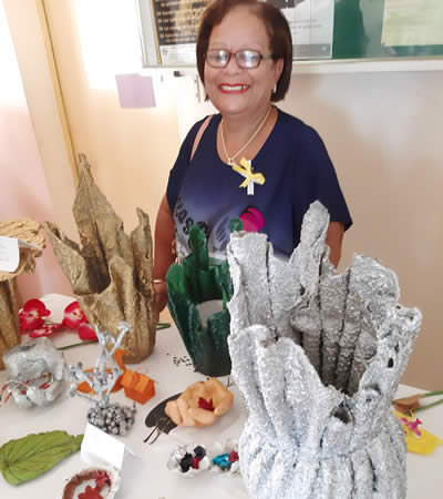 Mme Liseby Malabar, membre de l'association, qui s'est illustrée avec ses créations à partir du ciment.