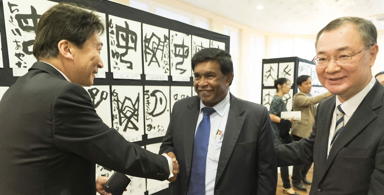 Presentation of Mr Kakusho Kametani to the Minister of Arts and Culture, Honorable Pradeep Roopun during the International Cultural Arts Exchange Calligraphy Exhibition In Mauritius.