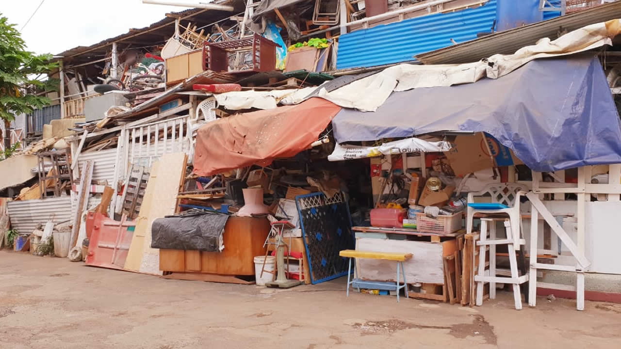 La maison recèle de nombreux objets qui peuvent être emportés par le vent.