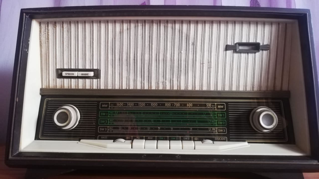 Poste radio vieux de plus de 50 ans