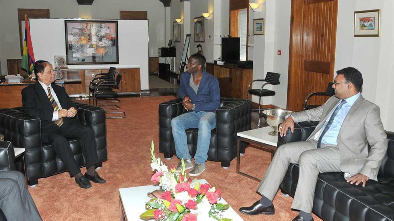 Sir Anerood Jugnauth conversant avec Louis Saha (au centre), ancien attaquant  de Manchester United, lors de la visite de ce dernier à Maurice en 2015.