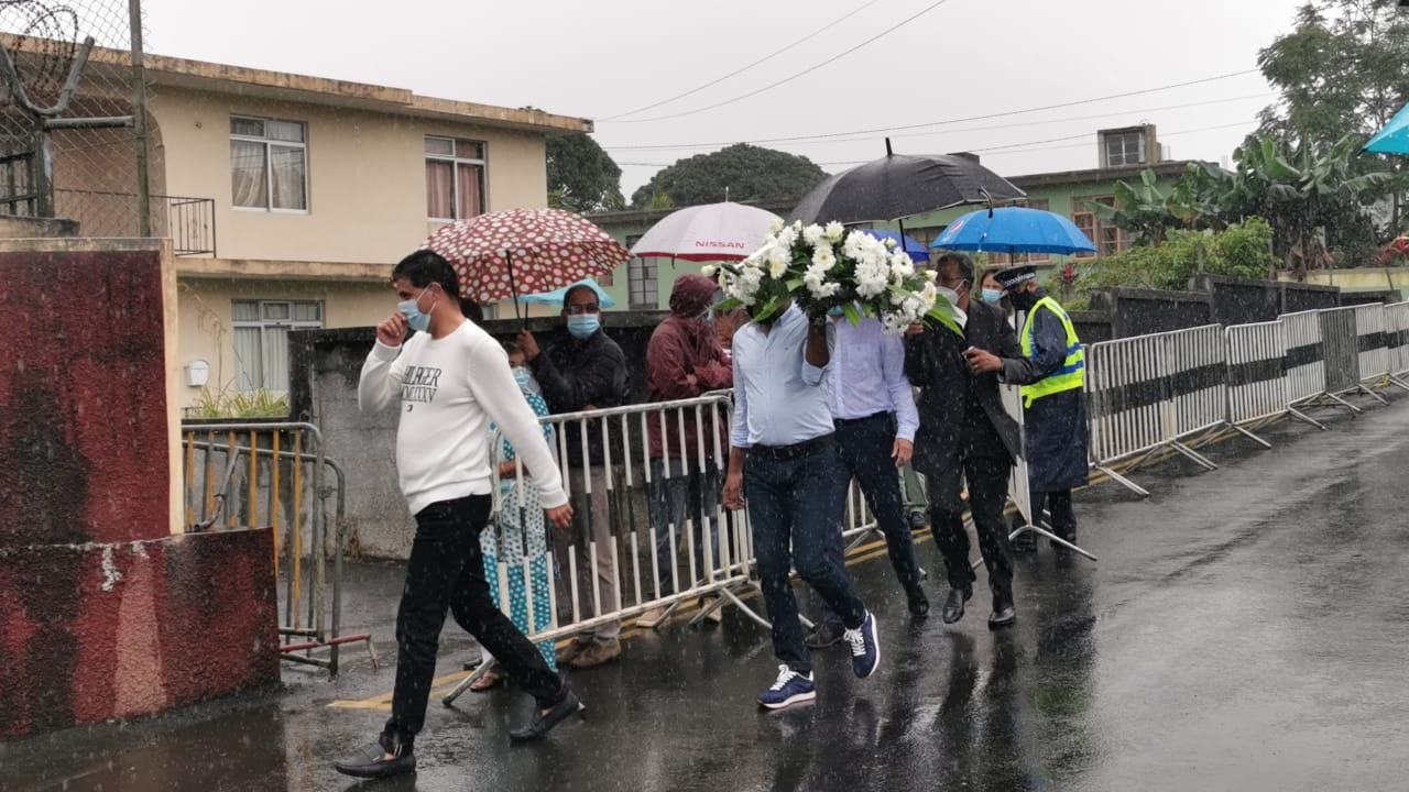 Protocole sanitaire oblige, seul un petit groupe de quatre personnes a accès à la fois à la résidence de l’ex-leader du MSM.