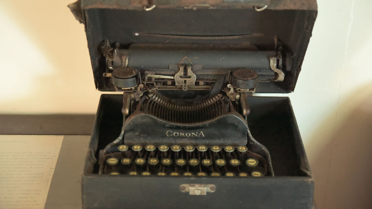 Une machine à écrire de l’époque.