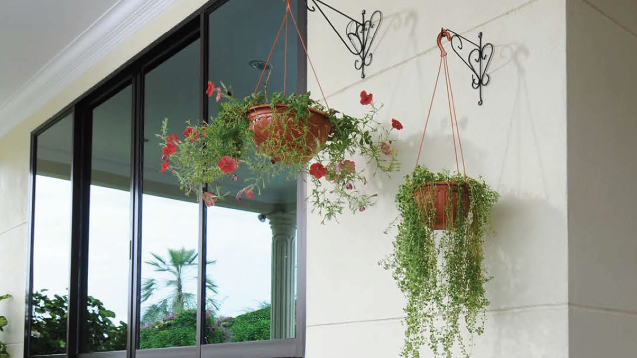 Les pots en suspension d’Uniworld embelliront votre jardin.