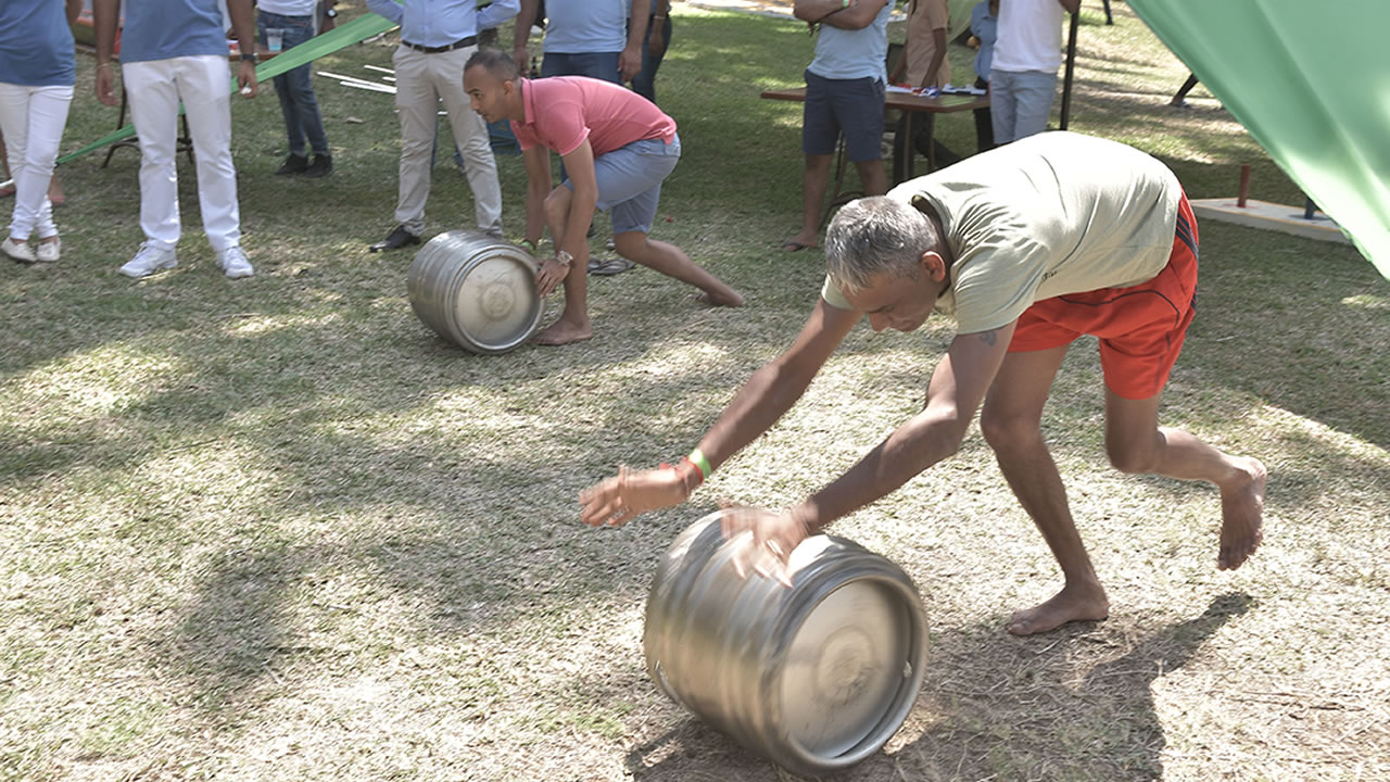 La finale du Keg Rolling, l'activité-phare de l'Oktoberfest.