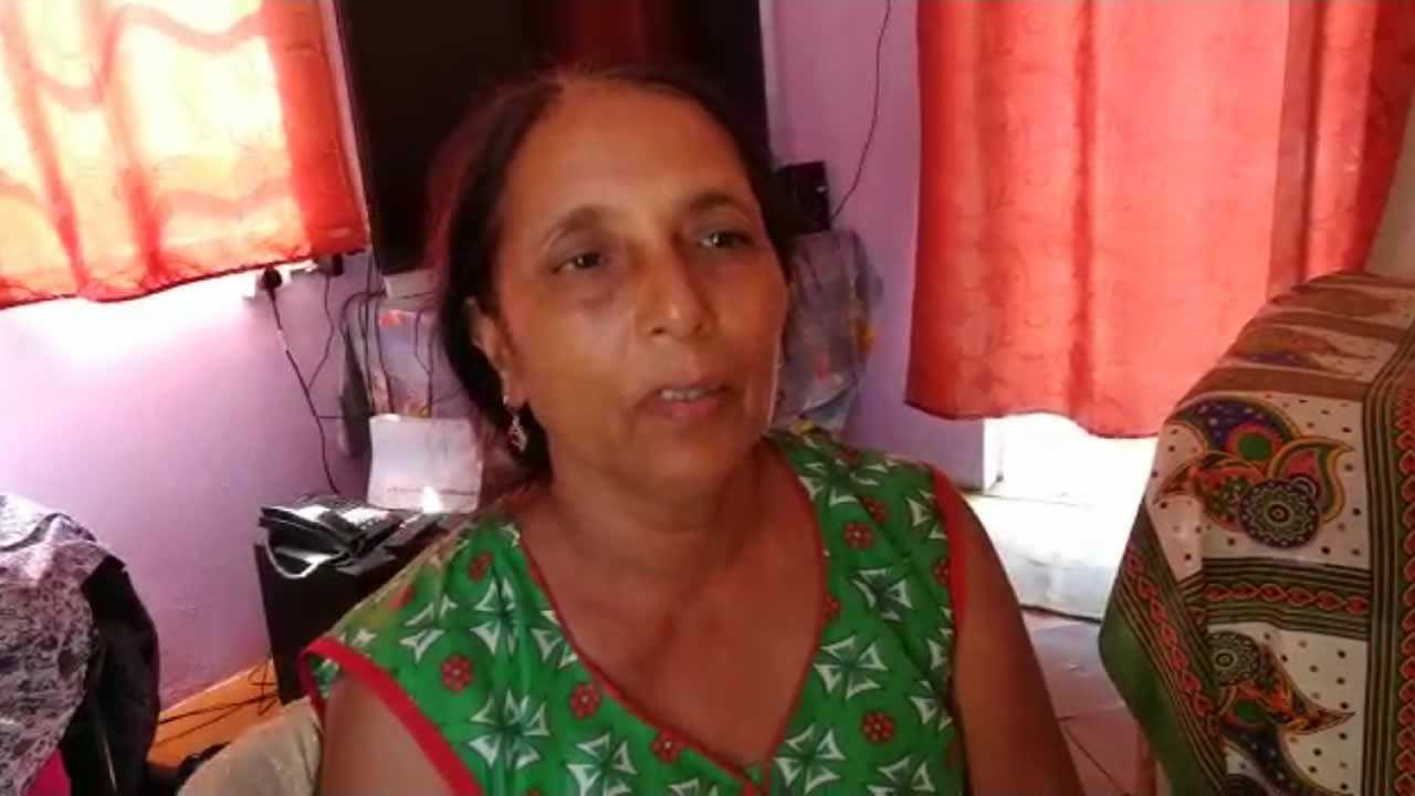Amrita, la mère d’Akshay, dit être souvent brutalisée par son époux.
