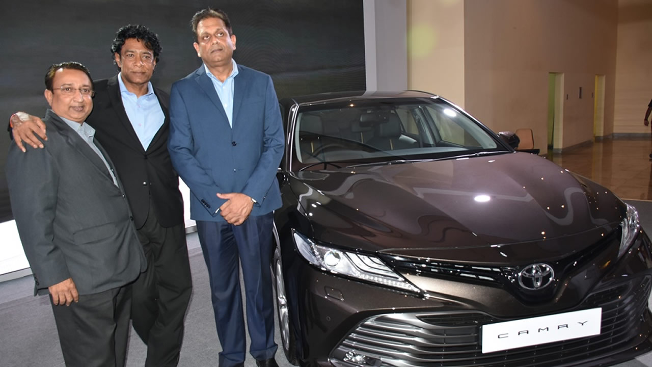 Le ministre Nando Bodha pose avec les representants de Toyota (Mauritius) Ltd devant la nouvelle Toyota Camry.