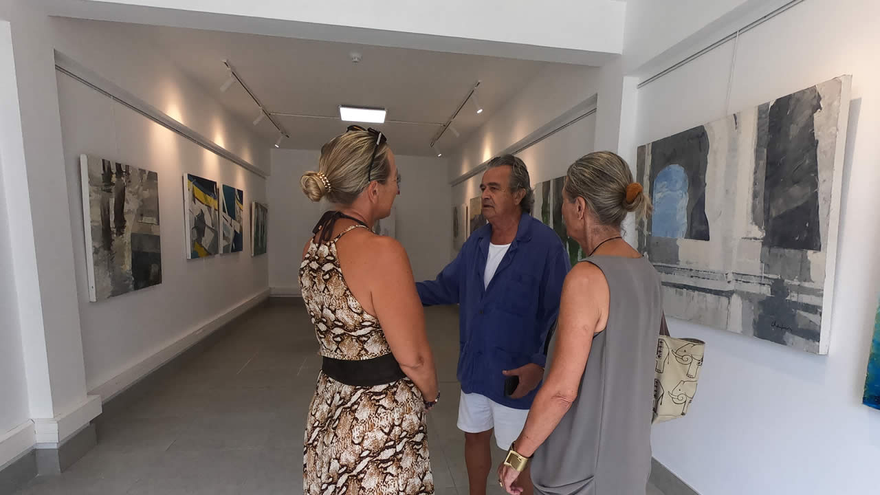 Vernissage de ses anciens tableaux à la galerie Anbalaba à Baie-du-Cap.