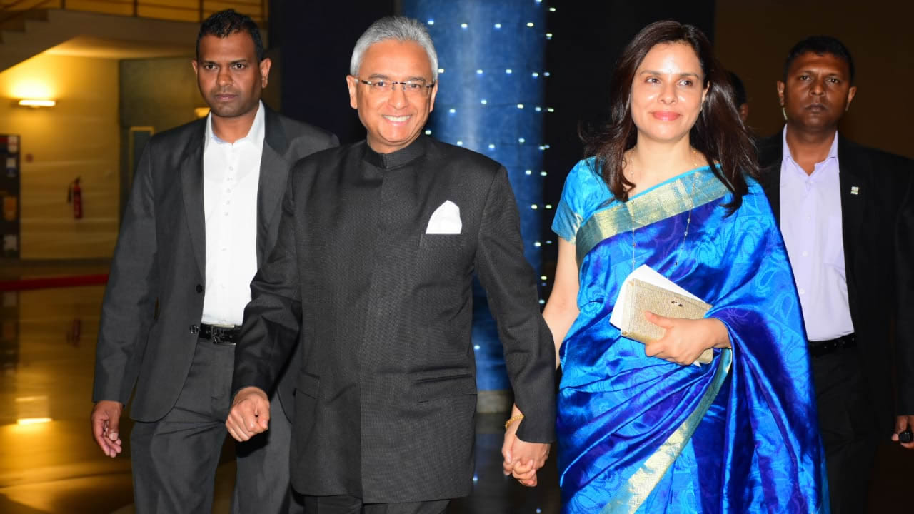 Le Premier ministre et son épouse ont assisté au concert de Kavika Kapoor lundi à Pailles.