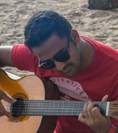 Passionné de musique, Me Hiteshwar Gunesh joue de la guitare.