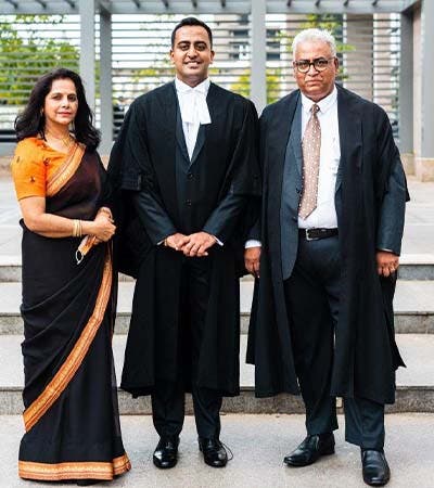 Me Hiteshwar Gunesh en compagnie de ses parents lors  de sa prestation de serment en Cour suprême.