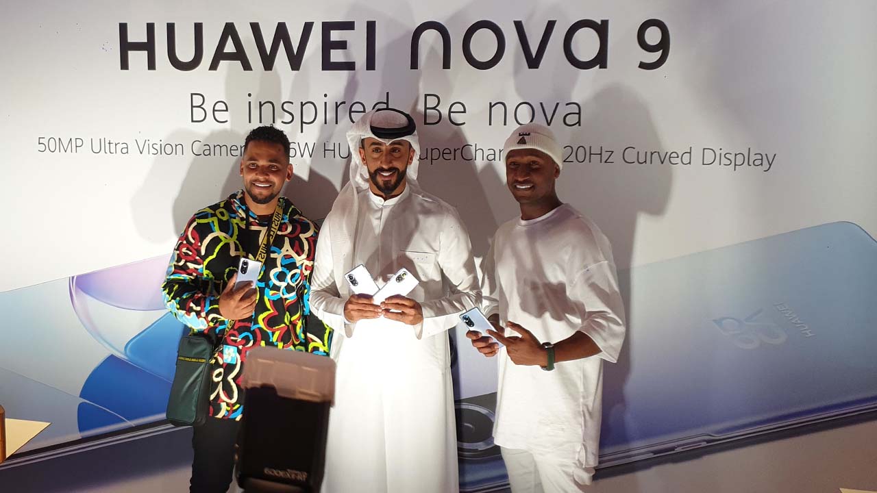 Des personnalités de Dubaï posent  avec le Huawei nova 9.