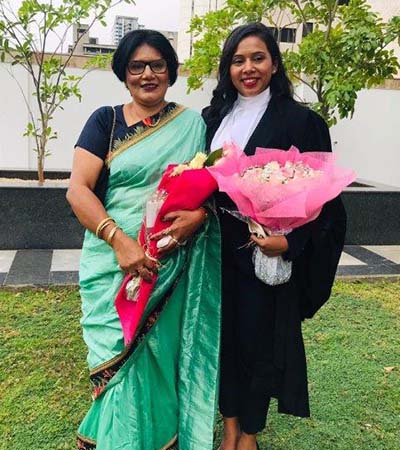 Me Sonali Doolooa en compagnie de sa mère Paveetah lors de sa prestation de serment en Cour suprême, le 22 septembre dernier.