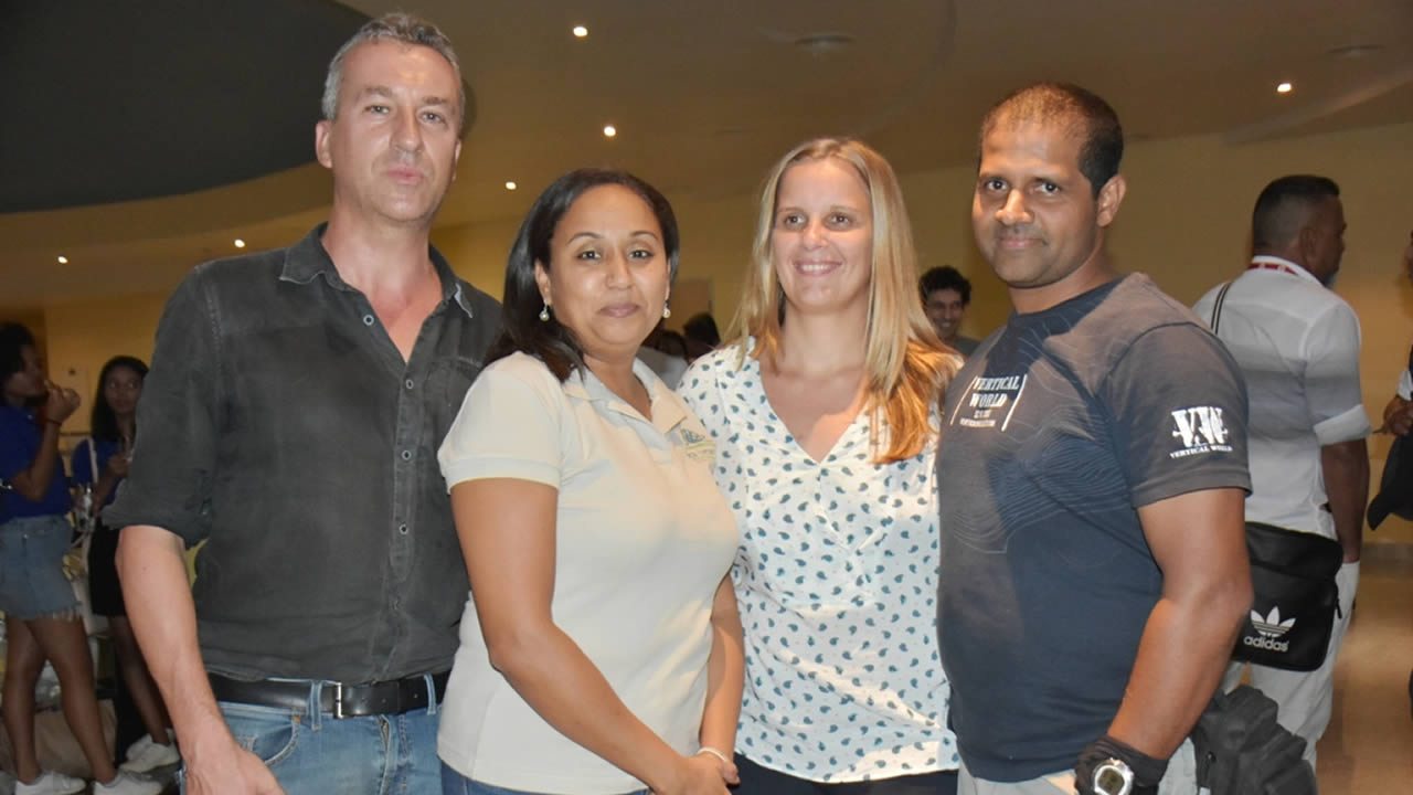 Frédéric Simon de Zilowater, Marie-Laurence Grimaud de La Vanille Nature Park, Amandine de Rosnay et Krish Hardowar de Vertical World, ont également posé pour une photo souvenir.