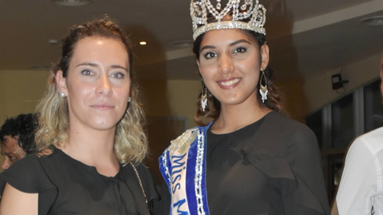 Urvashi Gooriah, Miss World Mauritius 2018-2019 est accompagnée de Camille Achard, de Whoops, boutique de vêtements en ligne.